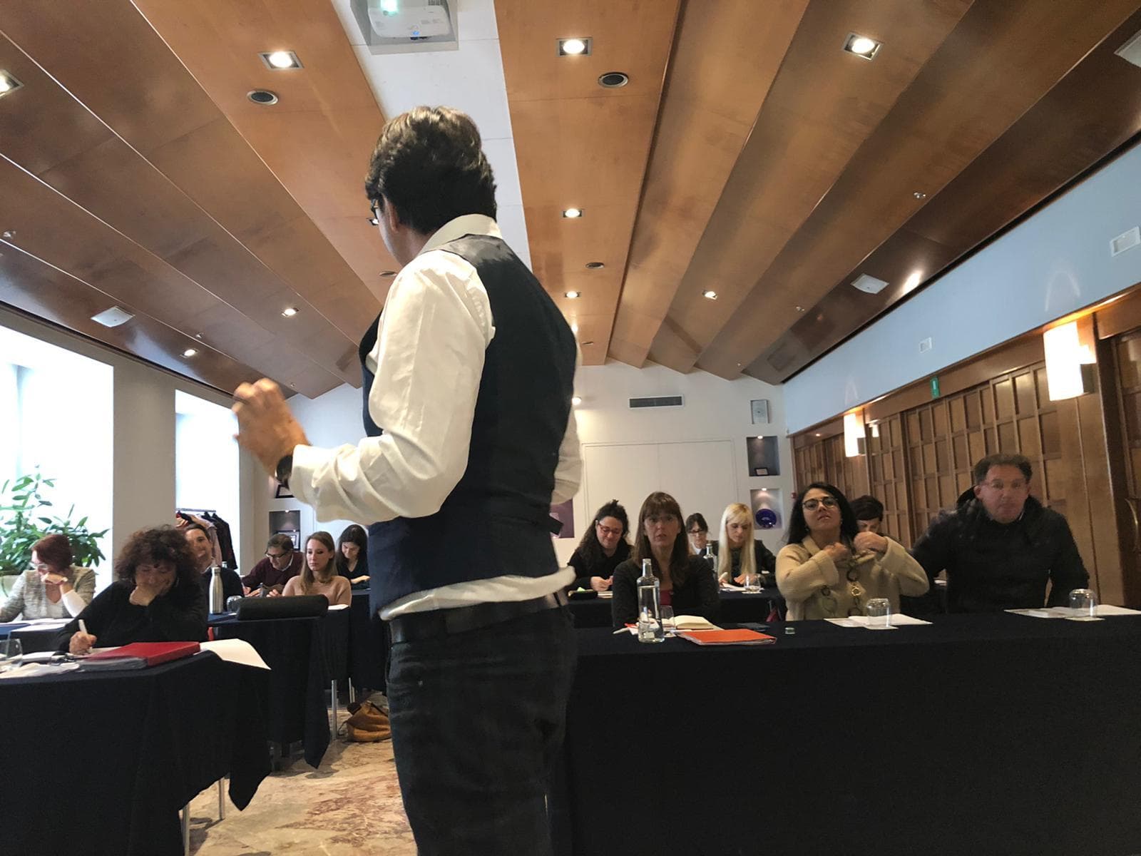 Maurizio Sanguinetti durante una sessione di formazione